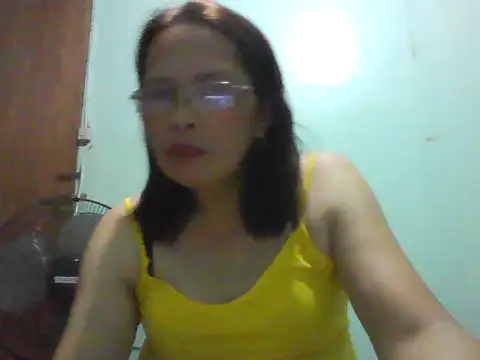 Snapshot of momshe2026 chatting on May 20, 2026, 1:19 pm momshe2026 online show from May 20, 2026, 1:19 pm