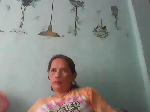 Snapshot of momshe2026 chatting on June 19, 2026, 7:47 am momshe2026 online show from June 19, 2026, 7:47 am