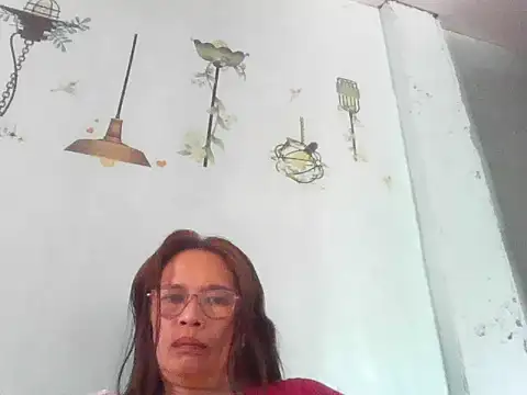 Snapshot of momshe2026 chatting on June 17, 2026, 4:23 am momshe2026 online show from June 17, 2026, 4:23 am