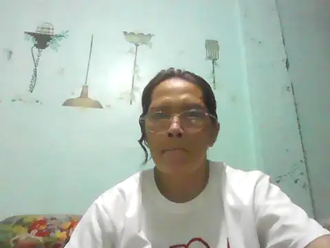 Snapshot of momshe2026 chatting on June 15, 2026, 11:10 am momshe2026 online show from June 15, 2026, 11:10 am