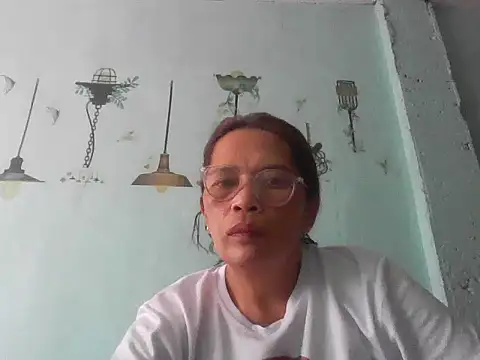 Snapshot of momshe2026 chatting on June 14, 2026, 7:09 am momshe2026 online show from June 14, 2026, 7:09 am