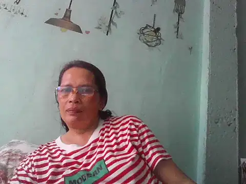 Snapshot of momshe2026 chatting on June 20, 2026, 7:57 am momshe2026 online show from June 20, 2026, 7:57 am
