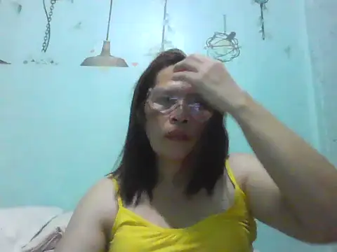 Snapshot of momshe2026 chatting on June 9, 2026, 1:34 pm momshe2026 online show from June 9, 2026, 1:34 pm
