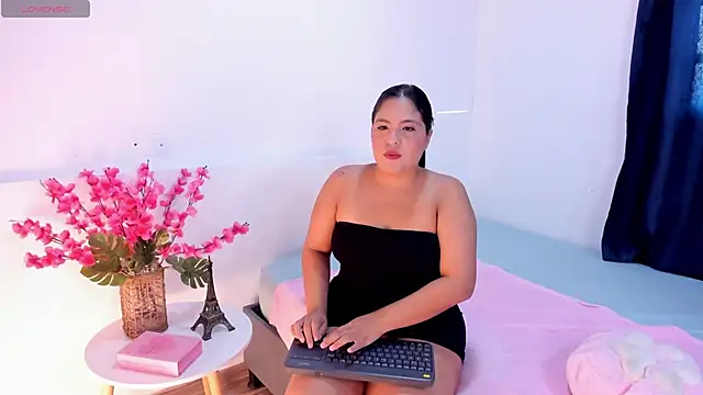 Snapshot of Nikkibounce chatting on June 2, 2026, 2:39 pm Nikkibounce online show from June 2, 2026, 2:39 pm