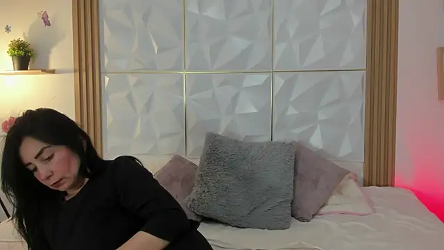 Snapshot of Anniee_333 chatting on June 16, 2026, 1:44 pm Anniee 333 online show from June 16, 2026, 1:44 pm