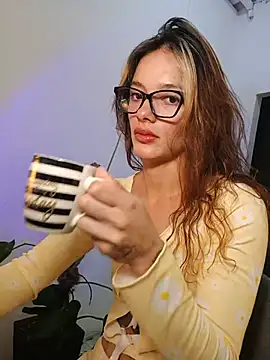 Snapshot of karenarango chatting on June 17, 2026, 8:36 am karenarango online show from June 17, 2026, 8:36 am