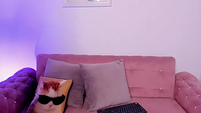 Snapshot of Vaelina_ chatting on June 10, 2026, 11:06 pm Vaelina online show from June 10, 2026, 11:06 pm