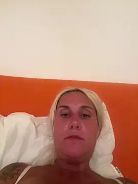 Snapshot of Sofia_beee chatting on July 4, 2026, 11:20 pm Sofia beee online show from July 4, 2026, 11:20 pm