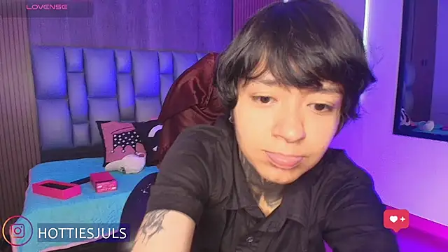hottiesjuls online show from July 19, 2026, 7:10 pm