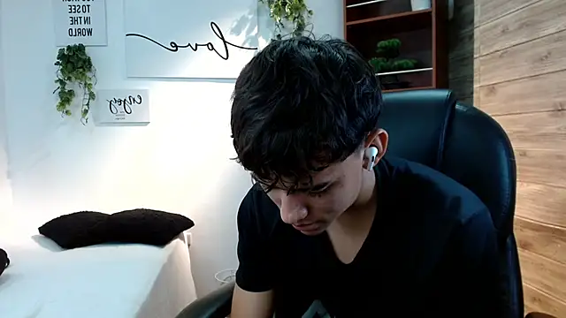 Snapshot of Ryan_grayx chatting on June 19, 2026, 2:45 pm Ryan grayx online show from June 19, 2026, 2:45 pm