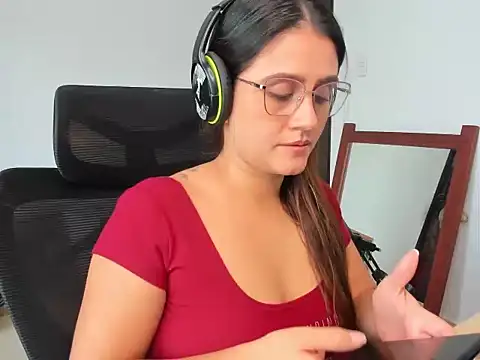 Snapshot of Emilia_Funnyy chatting on July 6, 2026, 3:03 pm Emilia Funnyy online show from July 6, 2026, 3:03 pm