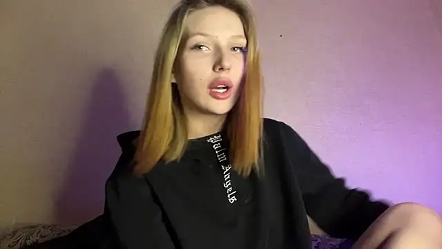 Snapshot of xXMelanieseXx chatting on July 17, 2026, 6:27 pm xXMelanieseXx online show from July 17, 2026, 6:27 pm
