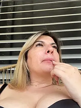 evaxxxcurvyxxx online show from June 19, 2026, 9:59 am