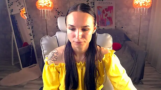 NicoleMerz online show from June 4, 2026, 5:06 pm