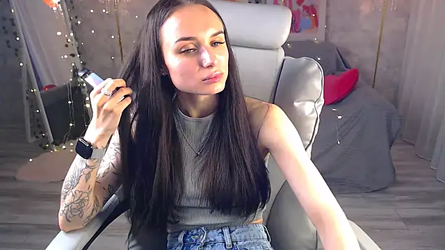 NicoleMerz online show from June 3, 2026, 2:29 pm