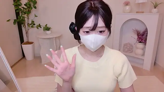 Snapshot of YURInya_ chatting on August 9, 2026, 12:33 pm YURInya online show from August 9, 2026, 12:33 pm