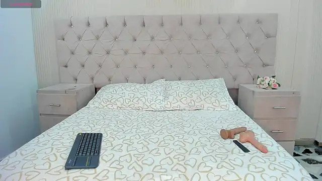 LizzyBrooks1 online show from July 14, 2026, 4:39 am