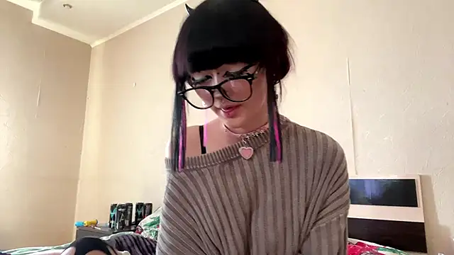HolyCute online show from June 4, 2026, 2:33 pm