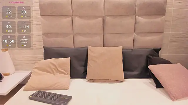 Snapshot of EllieAdeline chatting on June 18, 2026, 4:00 am EllieAdeline online show from June 18, 2026, 4:00 am