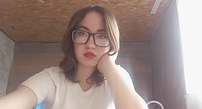 OliviaMoment online show from June 1, 2026, 9:42 am
