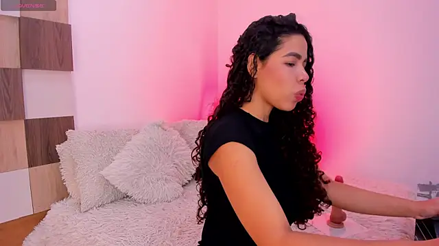 LarissaDesire online show from June 1, 2026, 11:43 am