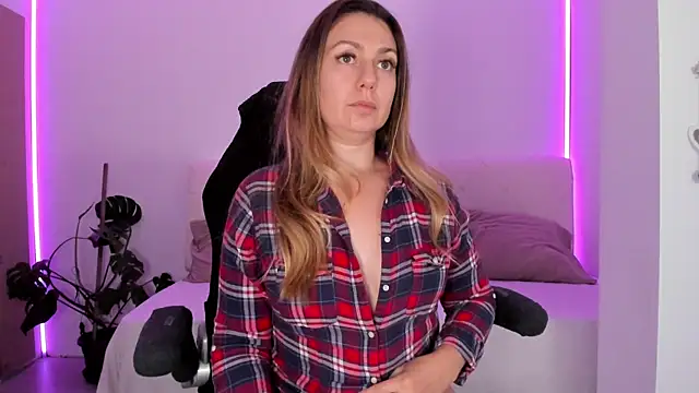 LindaWhite  online show from November 9, 2025, 5:17 pm