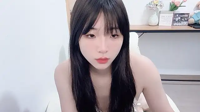 Snapshot of Louise-3 chatting on July 6, 2026, 11:28 am Louise-3 online show from July 6, 2026, 11:28 am