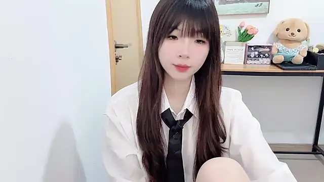 Snapshot of Louise-3 chatting on June 15, 2026, 5:34 pm Louise-3 online show from June 15, 2026, 5:34 pm