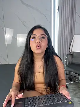 ValentinaLuciana online show from June 3, 2026, 2:33 pm