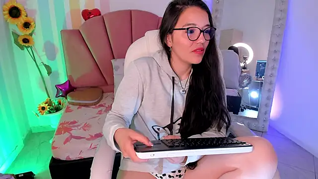 Snapshot of Emma_lakshmi chatting on June 3, 2026, 1:34 pm Emma lakshmi online show from June 3, 2026, 1:34 pm