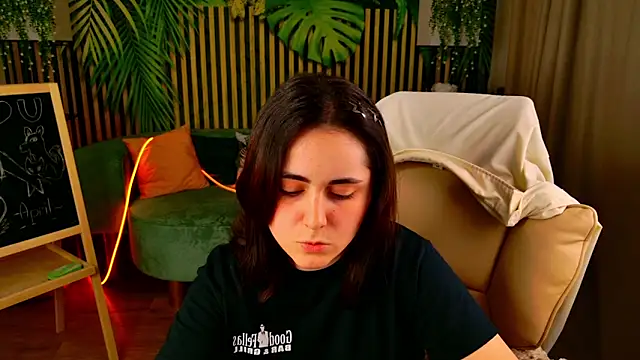 Snapshot of AprilMunoz chatting on June 3, 2026, 2:33 pm AprilMunoz online show from June 3, 2026, 2:33 pm