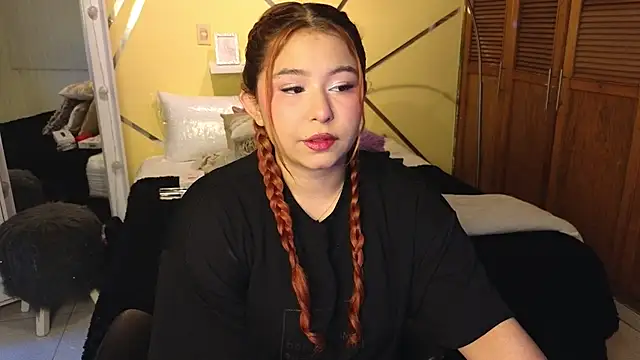 Snapshot of attenea_cutte chatting on June 17, 2026, 1:32 pm attenea cutte online show from June 17, 2026, 1:32 pm