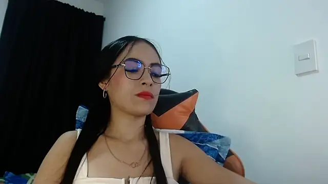 emaevans1 online show from June 14, 2026, 2:24 am