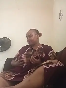 Snapshot of queen_with_ chatting on June 8, 2026, 12:38 pm queen with online show from June 8, 2026, 12:38 pm