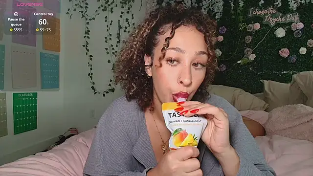 LyraCovee online show from June 18, 2026, 12:31 am