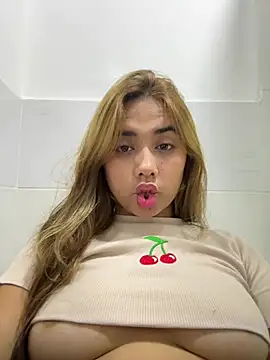 Snapshot of Issie_01 chatting on July 5, 2026, 4:19 am Issie 01 online show from July 5, 2026, 4:19 am