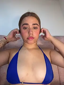 Snapshot of Issie_01 chatting on June 14, 2026, 1:57 am Issie 01 online show from June 14, 2026, 1:57 am