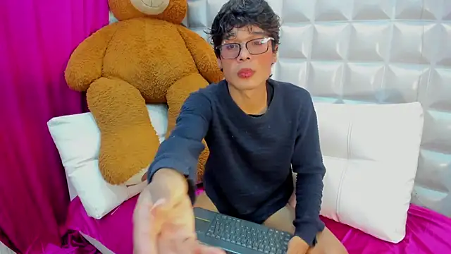 Snapshot of maximo_2019 chatting on July 5, 2026, 7:21 pm maximo 2019 online show from July 5, 2026, 7:21 pm