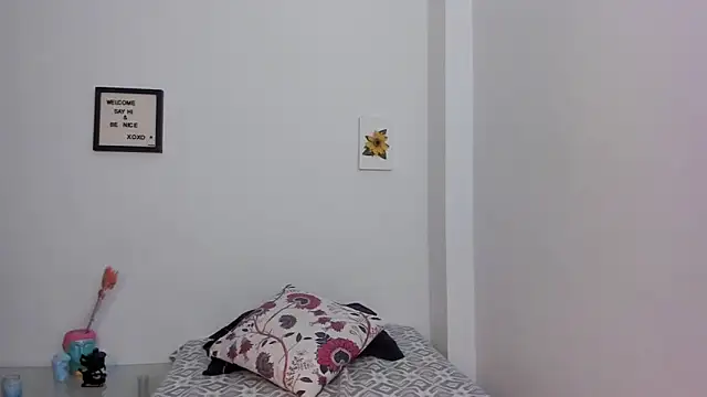 LauraToro  online show from February 25, 2026, 1:44 pm