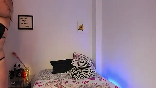 LauraToro  online show from November 22, 2025, 10:08 pm