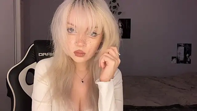 Snapshot of Velvets_Vixens01 chatting on June 18, 2026, 5:51 pm Velvets Vixens01 online show from June 18, 2026, 5:51 pm