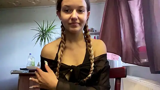Snapshot of AuroraQT chatting on July 29, 2026, 12:37 pm AuroraQT online show from July 29, 2026, 12:37 pm