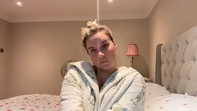 Snapshot of erincheshire chatting on June 12, 2026, 5:32 pm erincheshire online show from June 12, 2026, 5:32 pm