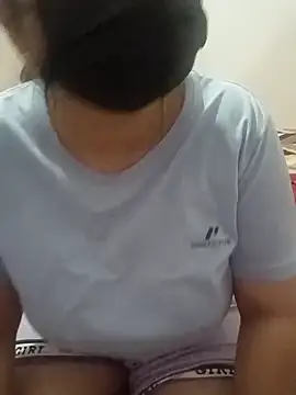 Snapshot of kaur00sim chatting on June 15, 2026, 1:55 pm kaur00sim online show from June 15, 2026, 1:55 pm