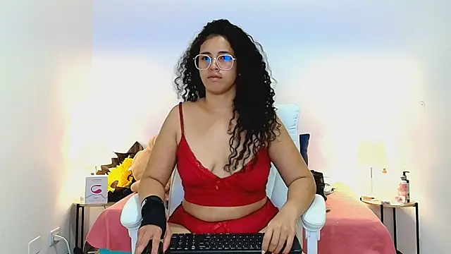 Snapshot of Isabella_Sophia19 chatting on July 11, 2026, 1:17 am Isabella Sophia19 online show from July 11, 2026, 1:17 am