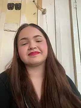 Snapshot of bella__hott chatting on August 3, 2026, 10:43 am bella hott online show from August 3, 2026, 10:43 am
