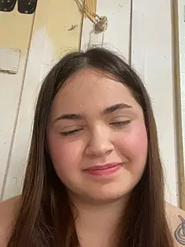 Snapshot of bella__hott chatting on July 31, 2026, 10:47 am bella hott online show from July 31, 2026, 10:47 am