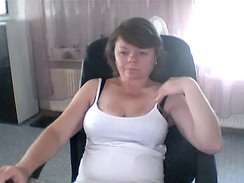 MoonLady40 online show from July 4, 2026, 9:37 am