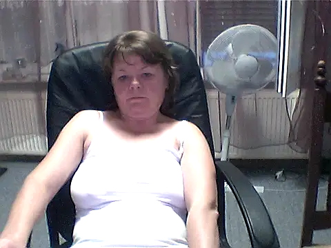 MoonLady40 online show from July 6, 2026, 7:49 pm