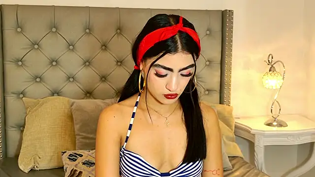 Snapshot of MaluCortes chatting on July 4, 2026, 12:53 pm MaluCortes online show from July 4, 2026, 12:53 pm